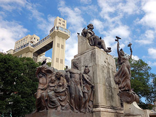 Salvador - Centro Histórico - Monumento ao Visconde de Cairú<br /><span>Crédito: albenisio.wordpress.com</span>