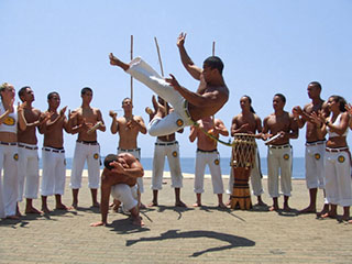 Salvador - A Capoeira e o Berimbau<br /><span>Crédito: www.vocerealmentesabia.com</span>