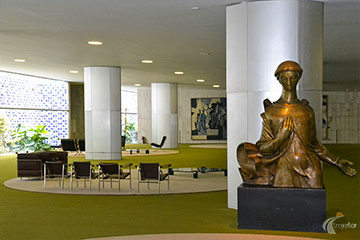 Brasília - Congresso Nacional - Salão Verde, escultura 'O Anjo' em destaque