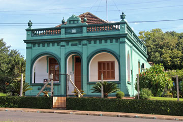 Estância Velha - Casa datada de 1915 na fachada