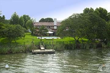 Porto Alegre - Belas Mansões na orla do lago